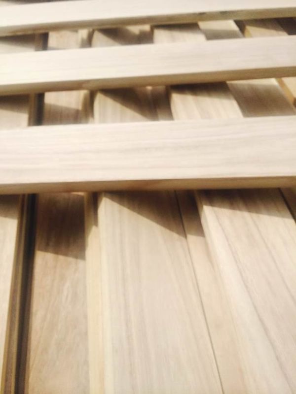 Wewnętrzne panele z litego drewna Dekoracja w kolorze brzozy Naturalna Paulownia 100-2500 mm