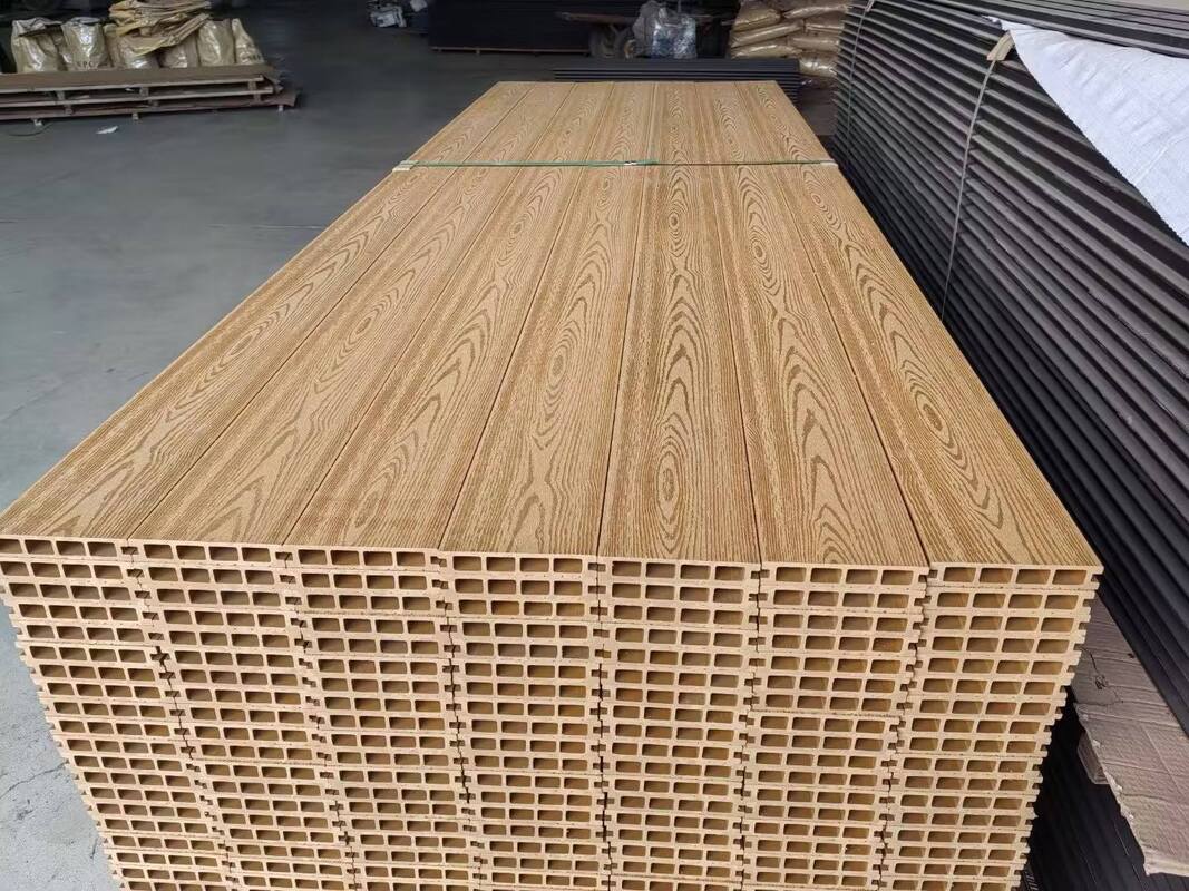 Wysokiej jakości wodoodporne panele ścienne zewnętrzne WPC. Materiały kompozytowe drewno-plastyk do dekoracji zewnętrznej.