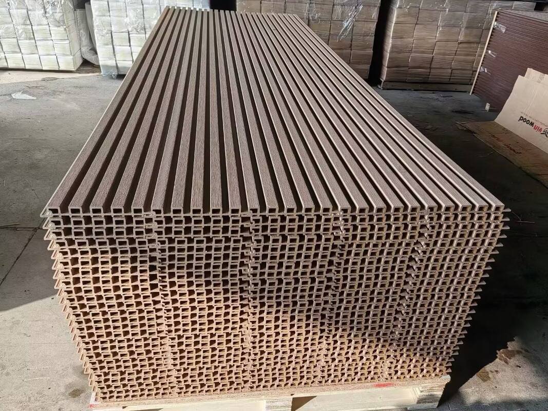 Wysokiej jakości wodoodporne panele ścienne zewnętrzne WPC. Materiały kompozytowe drewno-plastyk do dekoracji zewnętrznej.