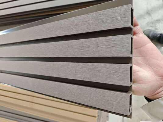 Nowoczesny wodoodporny panel ścienny z kompozytu WPC do użytku zewnętrznego w budynkach komercyjnych - niska cena