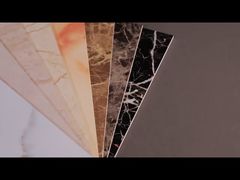 Najnowszy arkusz PVC z efektem marmuru z powłoką UV, wodoodporny, z instalacją zatrzaskową do salonu.